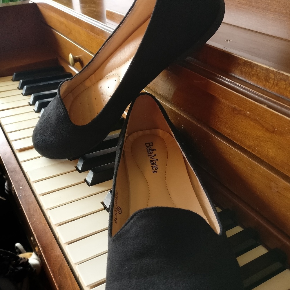 Size 7 1/2 black Bella Marie flats